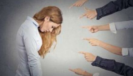10 признаков, по которым можно безошибочно распознать человека с низкой самооценкой 