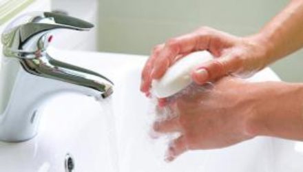 Специалисты развенчали миф о необходимости мытья рук горячей водой
