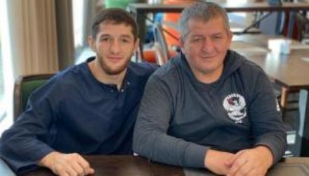 Отец чемпиона UFC Нурмагомедова вылечился от коронавируса, но остается в больнице