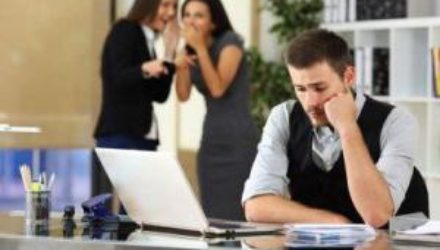 В Украине хотят наказывать за травлю на работе