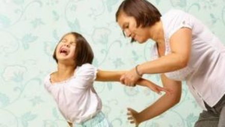 Шлепки родителей доводят детей до психических проблем
