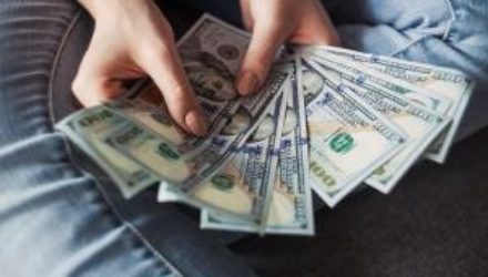 Эксперт рассказала, кому не везет с деньгами