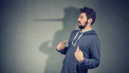 Психолог рассказал, как уличить собеседника во лжи