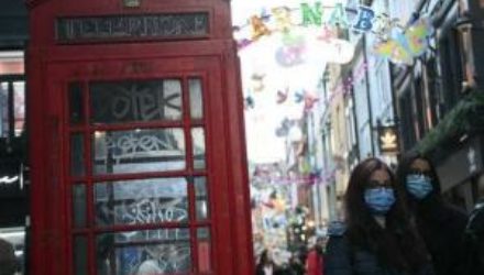 Заболеваемость в Великобритании впервые выше 100 000 в сутки