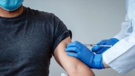 Гинцбург призывает вакцинировать по 700 000 человек в день