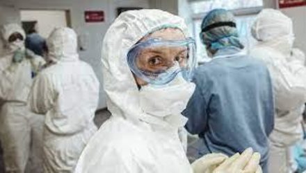 Ученые исследовали, как COVID-19 распространяется в закрытом помещении