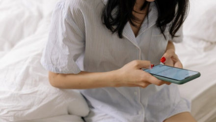 Почему нельзя смотреть в телефон перед сном? 4 причины, которые заставят вас отключить гаджет до утра