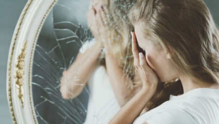 7 серьёзных заболеваний, которые можно определить по лицу