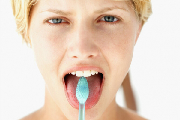 Есть ли смысл счищать налёт с языка во время чистки зубов?