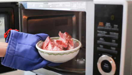 Почему нельзя размораживать мясо в микроволновке