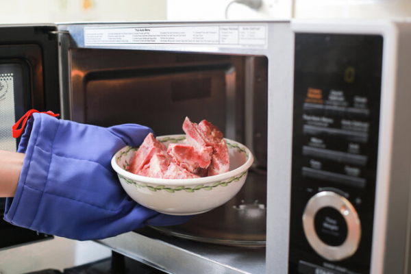 Почему нельзя размораживать мясо в микроволновке