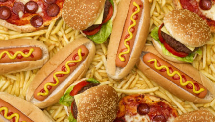 7 самых вредных продуктов, которые могут стоить нам нескольких лет жизни