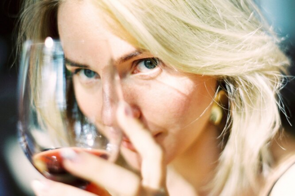 Водно-алкогольный баланс: что пить женщинам за 40 — советы врачей
