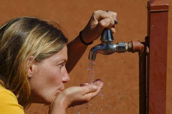 15 признаков того, что вы пьёте недостаточно жидкости. Сколько воды в день пить?