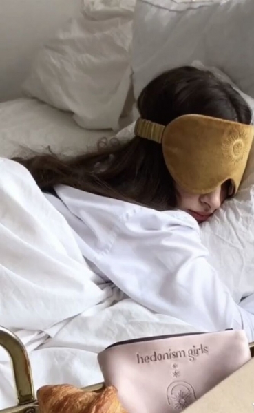 7 неоспоримых причин надевать маску для сна: объясняют дерматолог и сомнолог