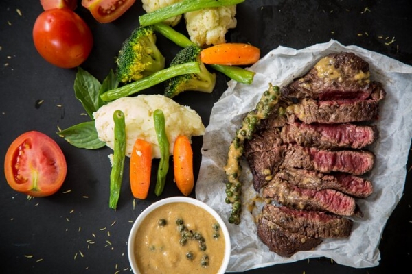 Красное мясо и брокколи: из-за каких продуктов тело может неприятно пахнуть