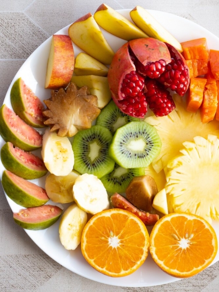 Против вздутия живота: 6 фруктов, которые нужно есть после 40 лет по советам диетологов